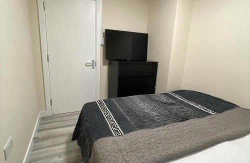 Alibon House | 4 Bed - Sleeps 8 with Free Parking