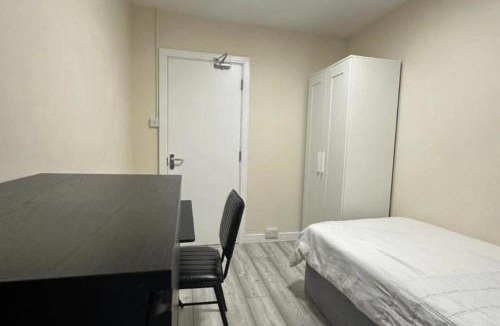 Alibon House | 4 Bed - Sleeps 8 with Free Parking