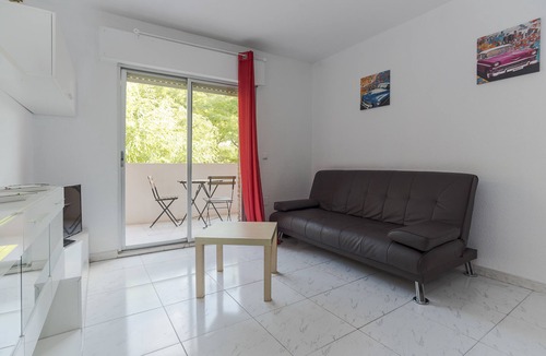Alcala de Henares Apartment | 4 Bed-Sleeps 6-Garden-Balcony-Pets