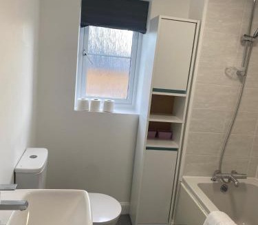 Basingstoke House | 4 Bed Station Garden House