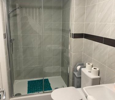 Basingstoke House | 4 Bed Station Garden House