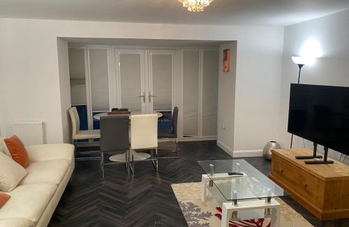 Basingstoke House | 4 Bed Station Garden House