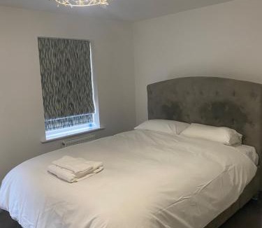 Basingstoke House | 4 Bed Station Garden House