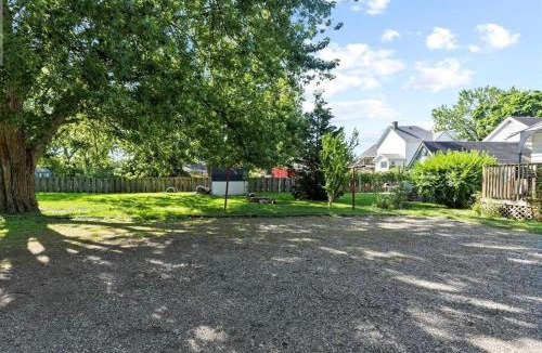 Chatham-Kent Apartment | 4 Bed Traditional Style home in downtown Chatham