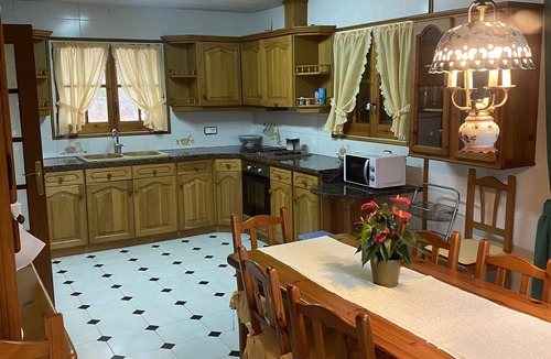 Mas Altaba Villa | 4 Bed Villa - Sleeps 8 - Pool - HotTub - Garden