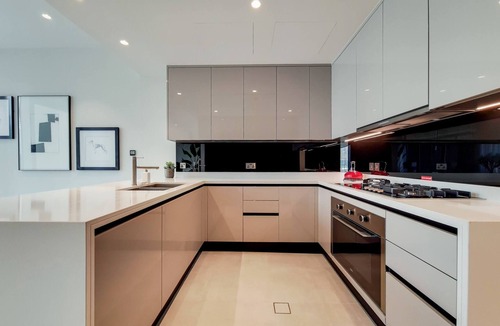 Dubai Marina Villa | 4 bed villa with marina views in Jumeirah hotel.