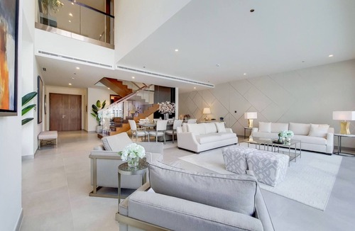 Dubai Marina Villa | 4 bed villa with marina views in Jumeirah hotel.