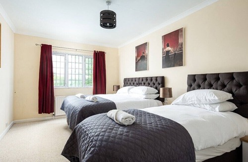 Stanton Drew House | 4 bed with Hot tub, games room.