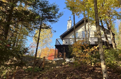 St-Adolphe-d'Howard Cottage | 4 bedrooms, 2 bathrooms, 2 livingrooms and offices surrounded by nature!