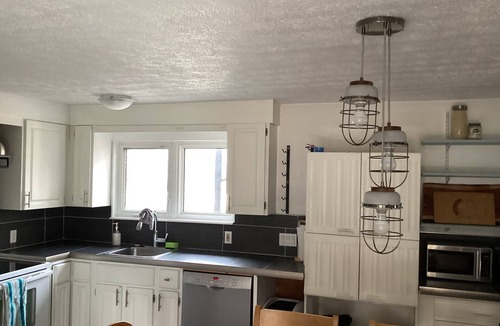 Huron-Kinloss Cottage | 4 bedroom 2.5 baths sleeps 10 Wifi and free parking