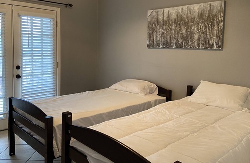 Bonanza House | 4 bedroom 2.5 restroom House in the Northside close toPark hospital restaurant