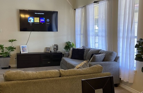 Bonanza House | 4 bedroom 2.5 restroom House in the Northside close toPark hospital restaurant