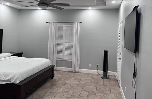 Bonanza House | 4 bedroom 2.5 restroom House in the Northside close toPark hospital restaurant