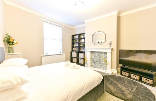 Pontefract House | 4 Bedroom, 2 bathroom House - Free Parking- Pontefract