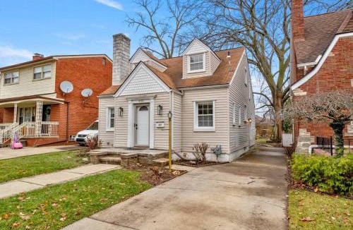 Dearborn House | 4 Bedroom 2 Bath Middle of it all Sleeps 8