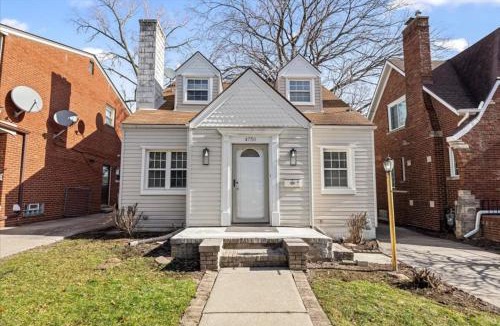 Dearborn House | 4 Bedroom 2 Bath Middle of it all Sleeps 8