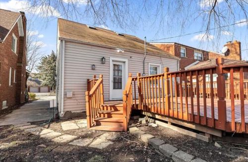 Dearborn House | 4 Bedroom 2 Bath Middle of it all Sleeps 8