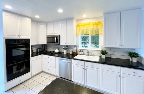 Middletown Villa | 4 Bedroom 2 Bath with Ocean View, Hot Tub, Parking
