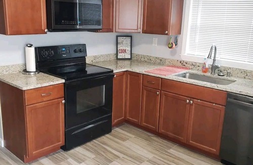 Manchester House | 4 bedroom/2 bathroom. Safe and quiet area