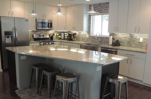 Onate House | 4 bedroom 2/ master home with hot tub, base of Sandia Mountains!