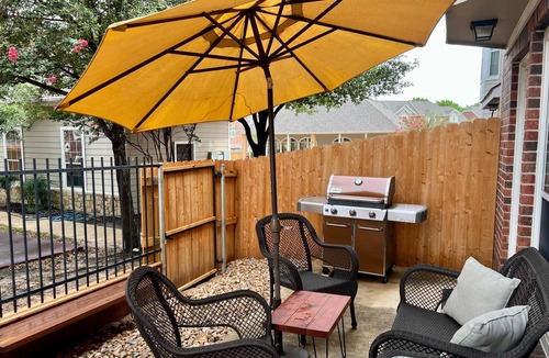 College Station House | 4 bedroom/4.5 bath luxury condominium 1 mile from the Texas A&M campus