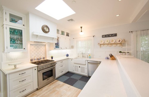 Ocean Park Bed & Breakfast | 4 bedroom 4 bath family villa across Ocean Ave. from the Pacific Ocean.