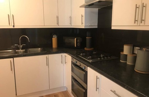 Streatham Apartment | 4 Bedroom, 8 bed apartment,Free parking