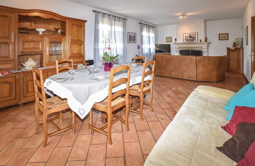 Caumont-sur-Durance House | 4 bedroom accommodation in Caumont sur Durance