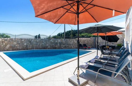 Popovici House | 4 bedroom accommodation in Radovcici