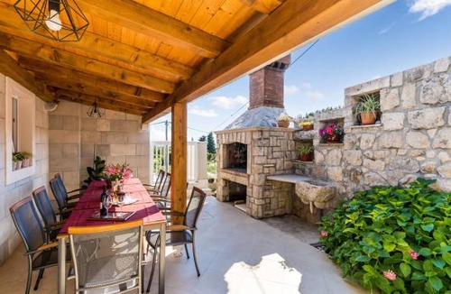 Popovici House | 4 bedroom accommodation in Radovcici