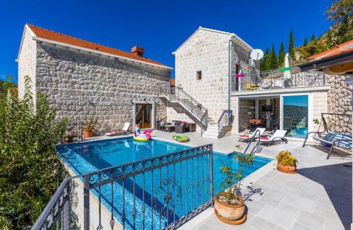 Gromaca House | 4 bedroom accommodation in Gromaca