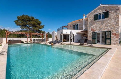 Zaton House | 4 bedroom accommodation in Zaton
