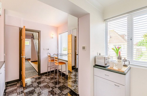 Middleton-on-Sea Cottage | 4 bedroom accommodation in Elmer