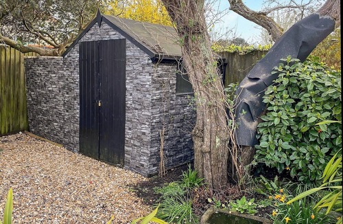 Poole Cottage | 4 bedroom accommodation in Poole