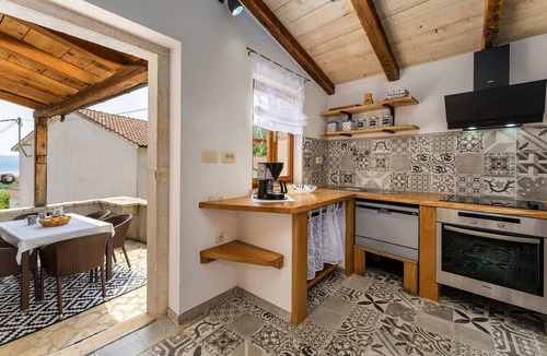 Martina House | 4 bedroom accommodation in Brsec