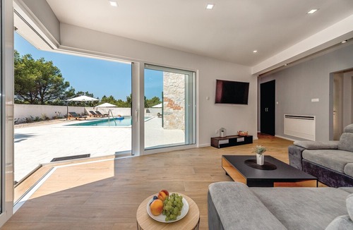 Zaton House | 4 bedroom accommodation in Zaton