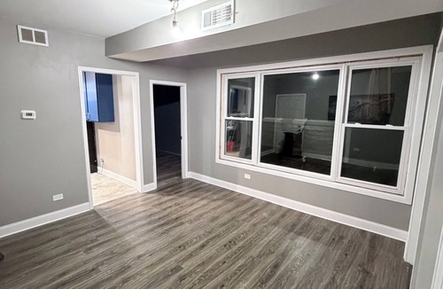 Gresham Apartment | 4-bedroom apartment in fabulous Chicago with AC for your stay