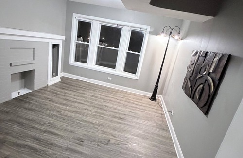 Gresham Apartment | 4-bedroom apartment in fabulous Chicago with AC for your stay