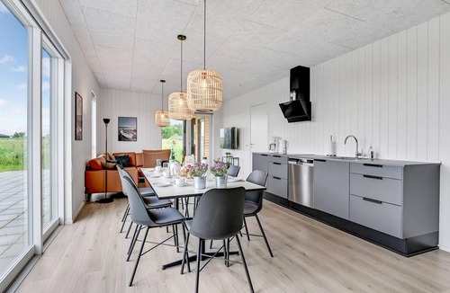 Hjarbæk House | 4 bedroom awesome home in Løgstrup