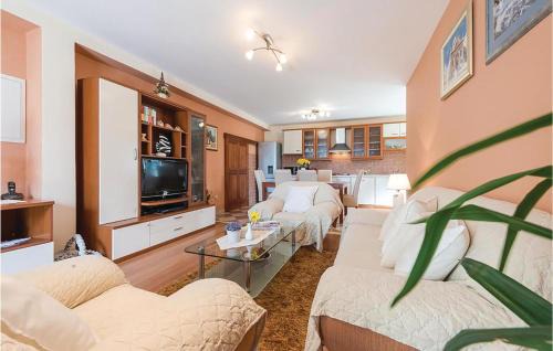 Banici House | 4 Bedroom Awesome Home In Banici