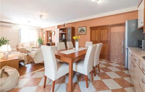 Banici House | 4 Bedroom Awesome Home In Banici