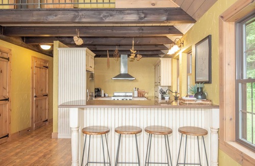Everett Cabin | 4-bedroom cabin in superb Everett with cozy mountain vibes