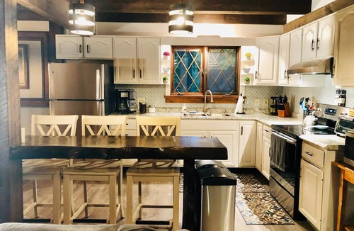 Central Vermont- Killington House | 4-Bedroom Chalet in Plymouth, Vt. Central to Killington, Woodstock, and Okemo!