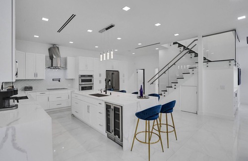 Fort Lauderdale Villa | 4 Bedroom Designer Home Next to Shul and Community Pool