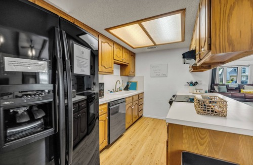 Broken Arrow House | 4 Bedroom Family-Friendly Retreat w/Yard
