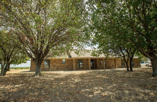 Sanger House | 4 Bedroom Farmhouse XXII & Event Venue 117 Acres