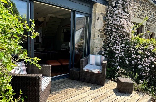 Henansal Cottage | 4 bedroom gite sleeping 8 with a heated covered pool