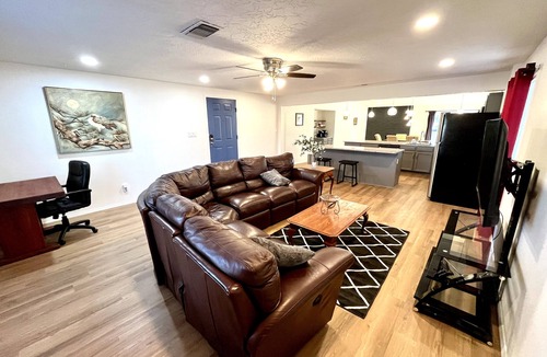 Paradise Hills Civic House | 4 Bedroom - Gorgeous Newly Renovated Home