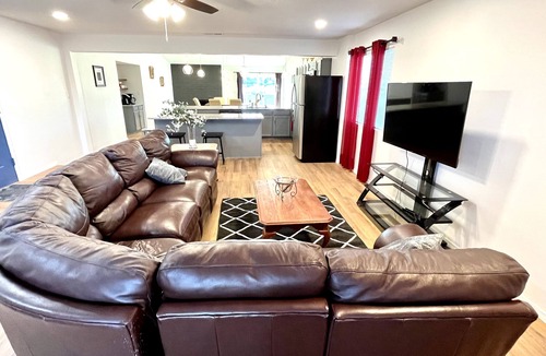 Paradise Hills Civic House | 4 Bedroom - Gorgeous Newly Renovated Home