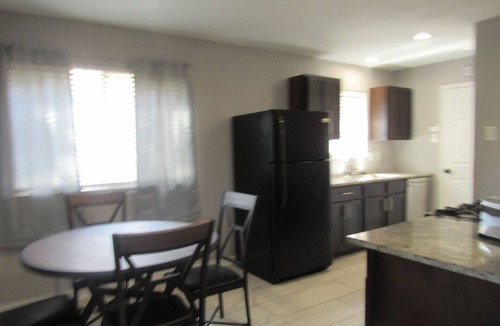 Garland House | 4 Bedroom Home - Great Location Sleep 9 Guest . 7 beds